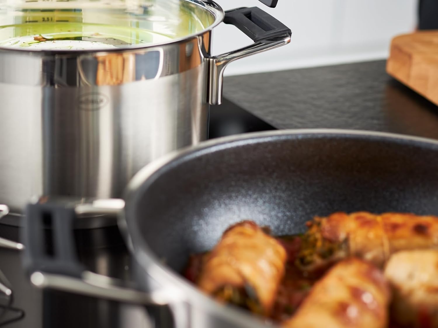 Rösle Silence Pro Serving Pan, Pan with Scratch-Resistant Premium Non-Stick Coating, ProResist, Silicone Handles, 24 cm, 18/10 Stainless Steel, Suitable for Induction, Dishwasher Safe, Silver/Black